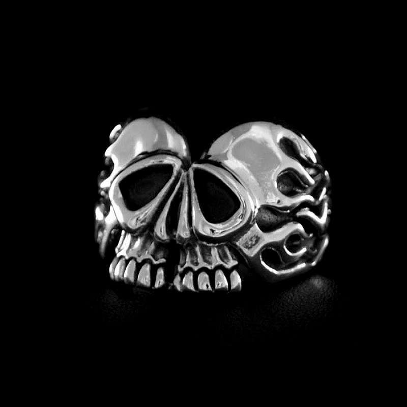 Skull Ring in Herzform mit Flammen