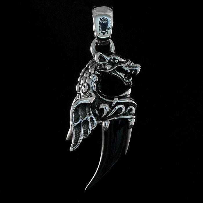 Anhnger Drache mit Flgeln auf einem Zahn