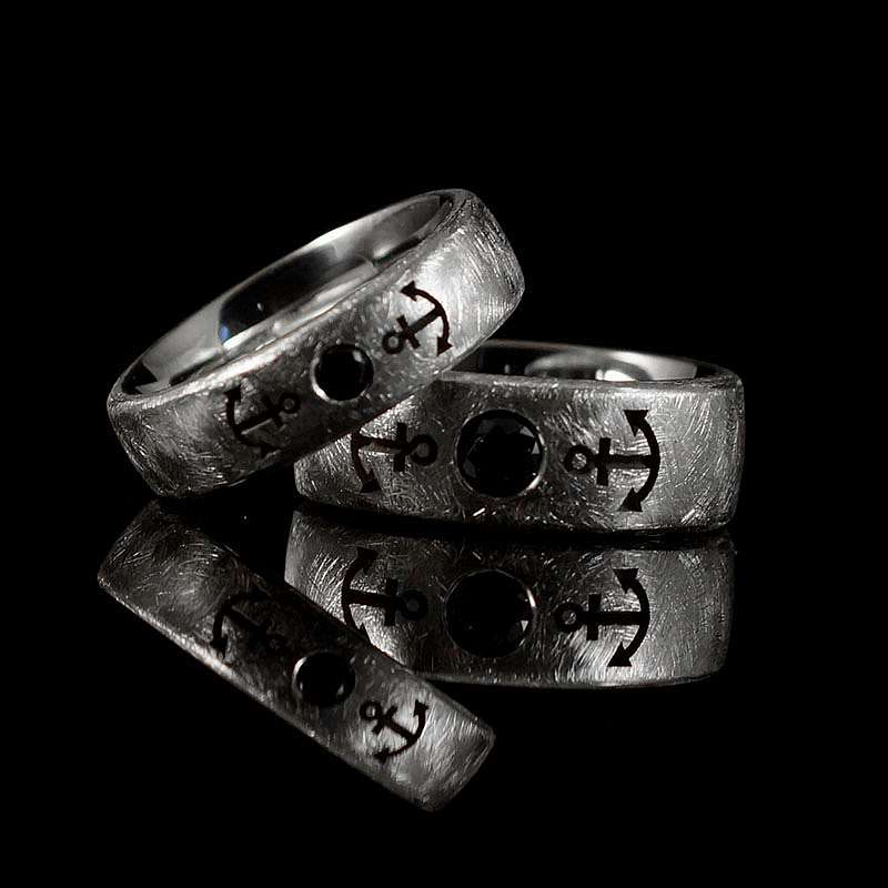 Eheringe mit Anker und Saphir