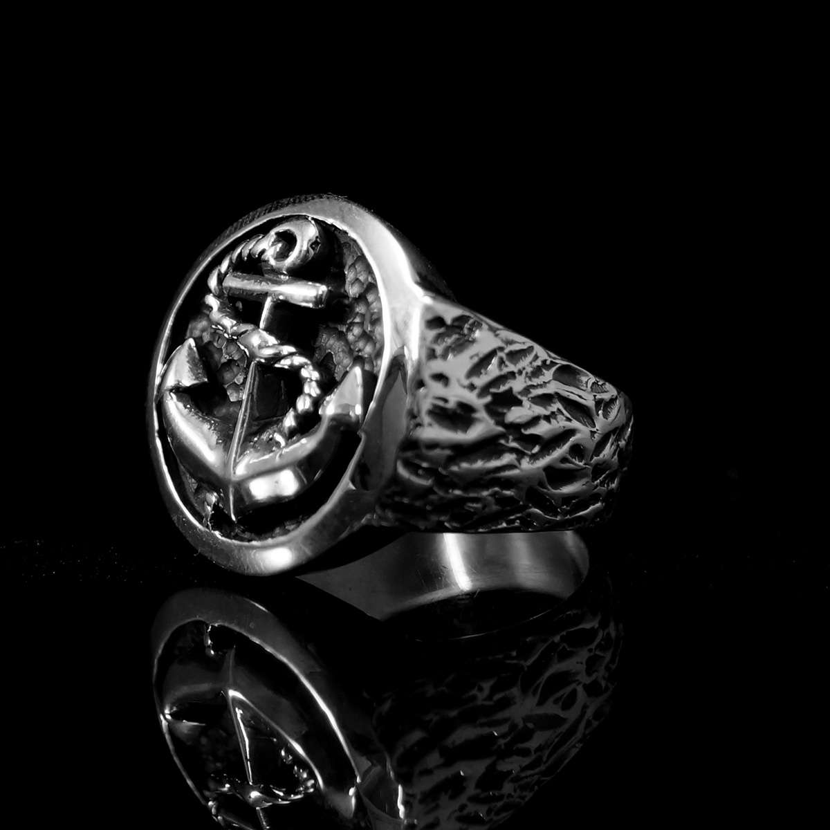 Ring mit Anker und Struktur