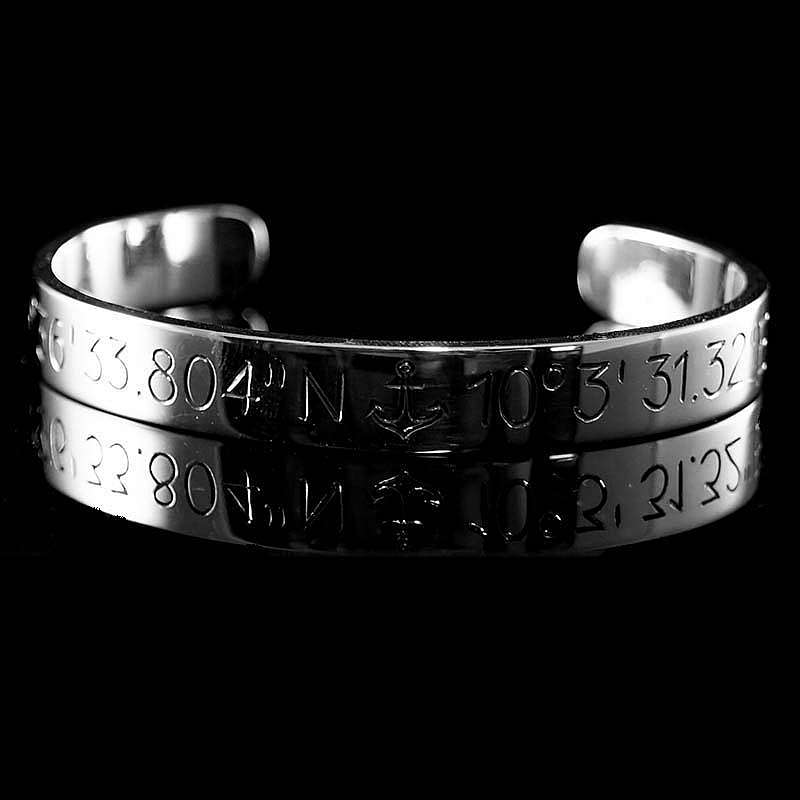 Armreif mit Handgravur Koordinaten