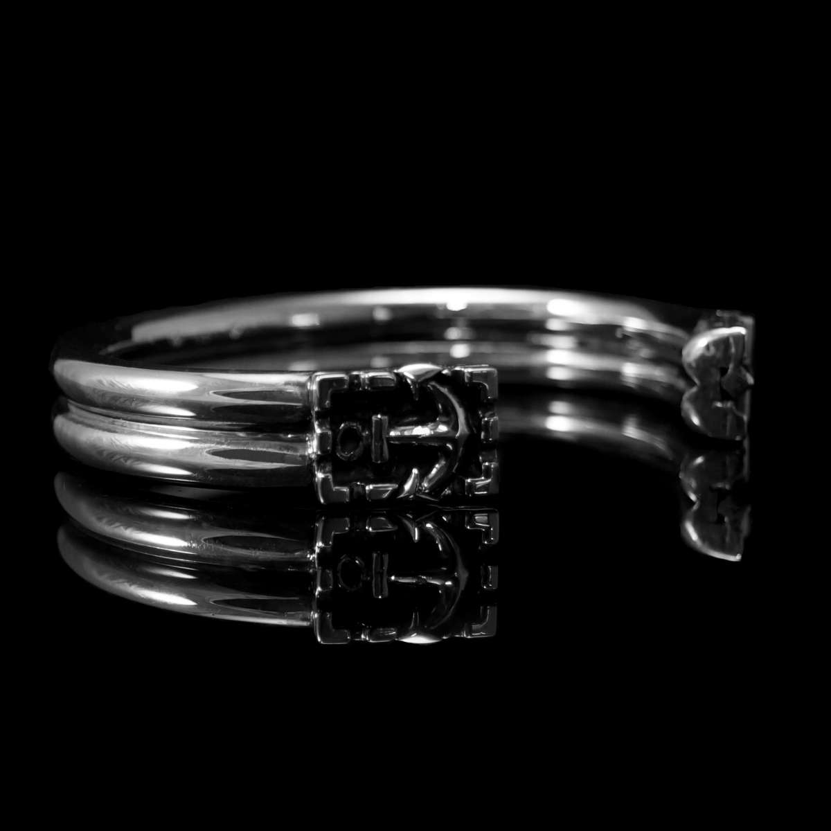 Armreif aus Silber mit Anker und Kreuz