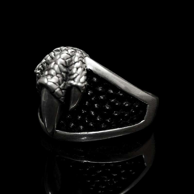 Silber Ring mit Drachenkralle und aufgelegtem Rochenleder