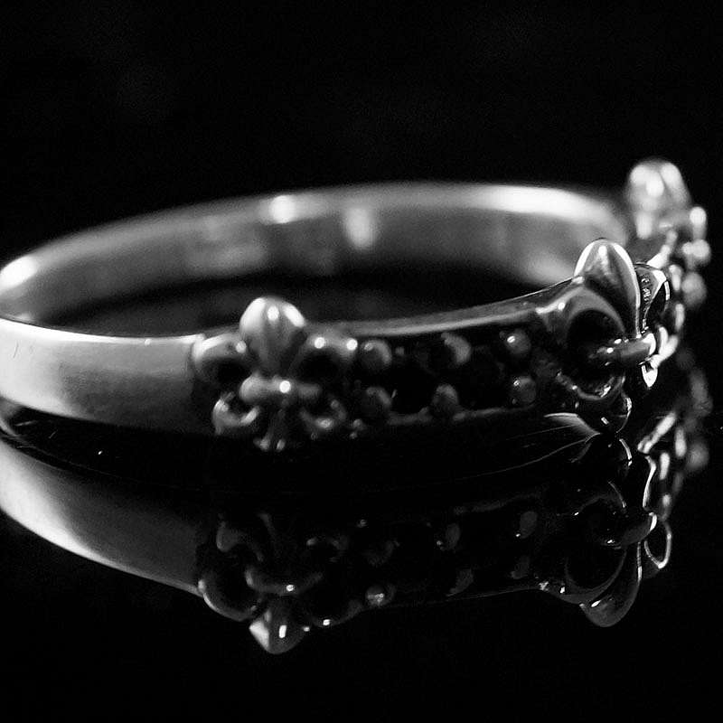 Kleiner Ring mit Lilien und Schmucksteinen, Biker Schmuck