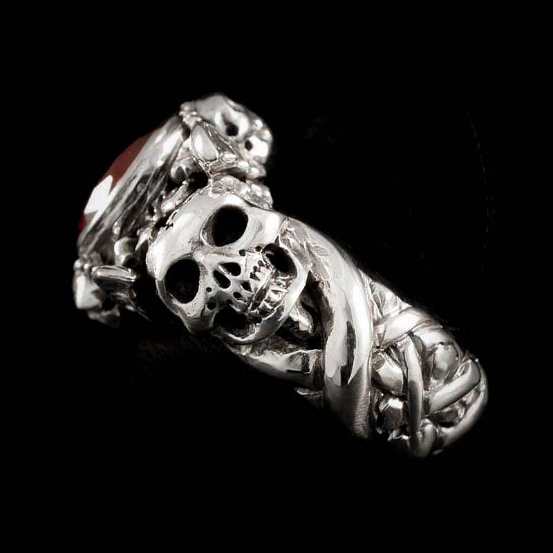 Bikerschmuck Totenkopfring Pirate Style mit Rubin (synth.)