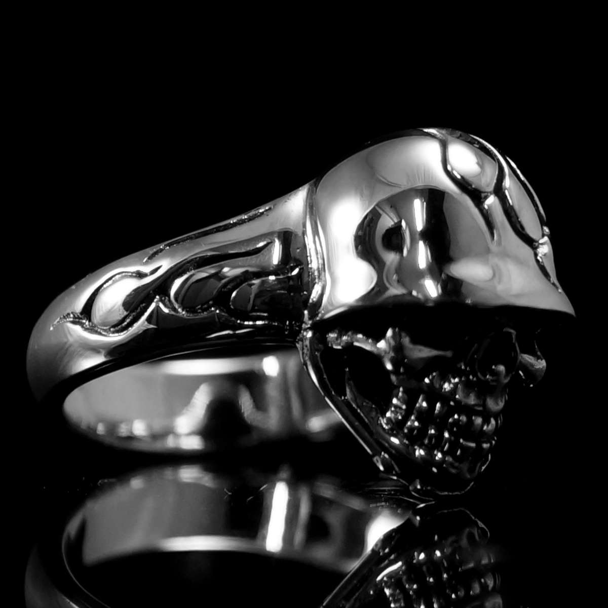 Totenkopfring, Bikerschmuck mit Helm aus Silber