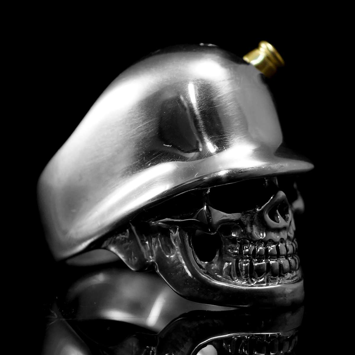 Totenkopfring, Bikerschmuck mit Helm