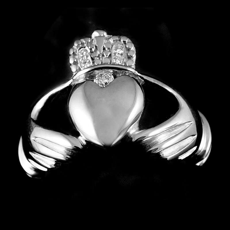 Claddagh Ring mit Diamanten
