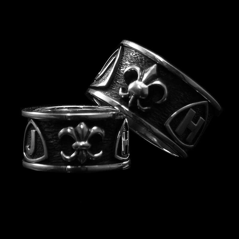 Eheringe mit Lilie und Initialen