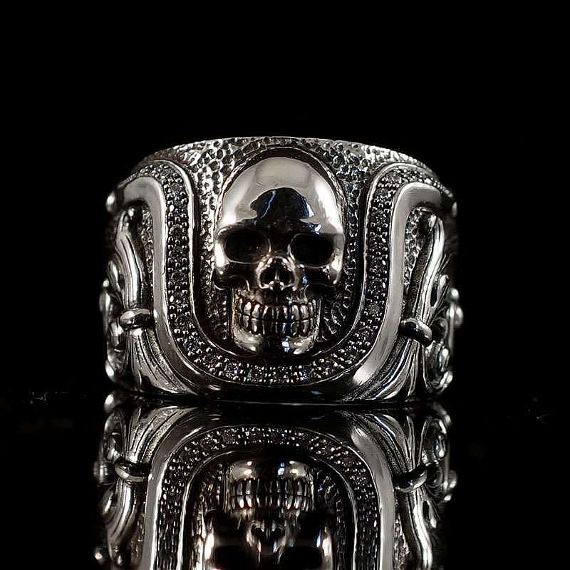 Eheringe, Hochzeitsringe mit Diamanten und Totenkopf