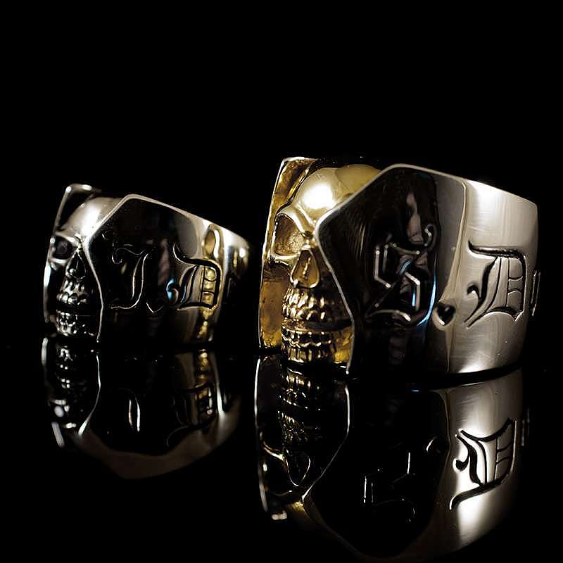 Eheringe, Hochzeitsringe mit Totenkopf und Rubin