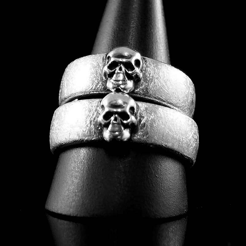 Eheringe, Hochzeitsringe, Trauringe in eismatt mit Totenkopf