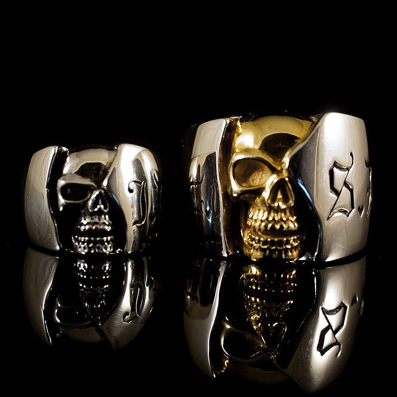 Eheringe mit Totenkopf und Rubin