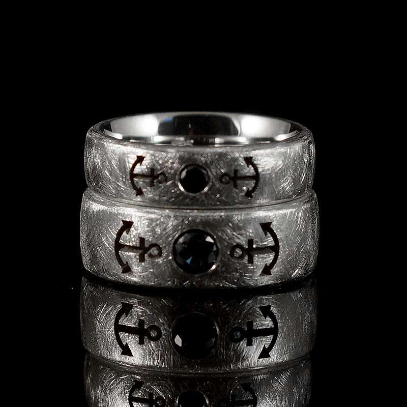 Eheringe mit Anker und Saphir
