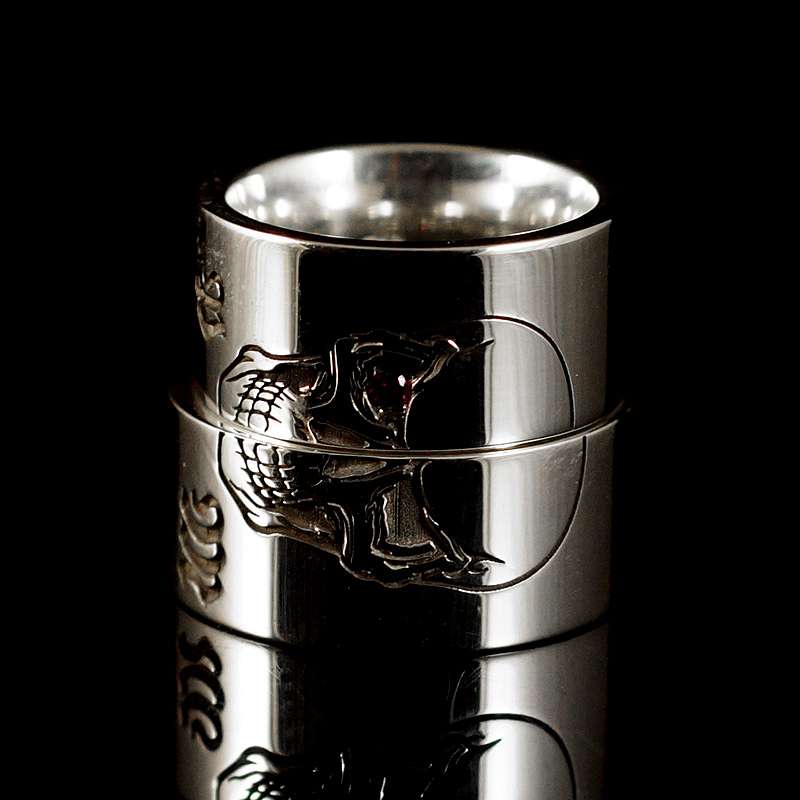 Eheringe aus Silber mit geteilten Totenkopf