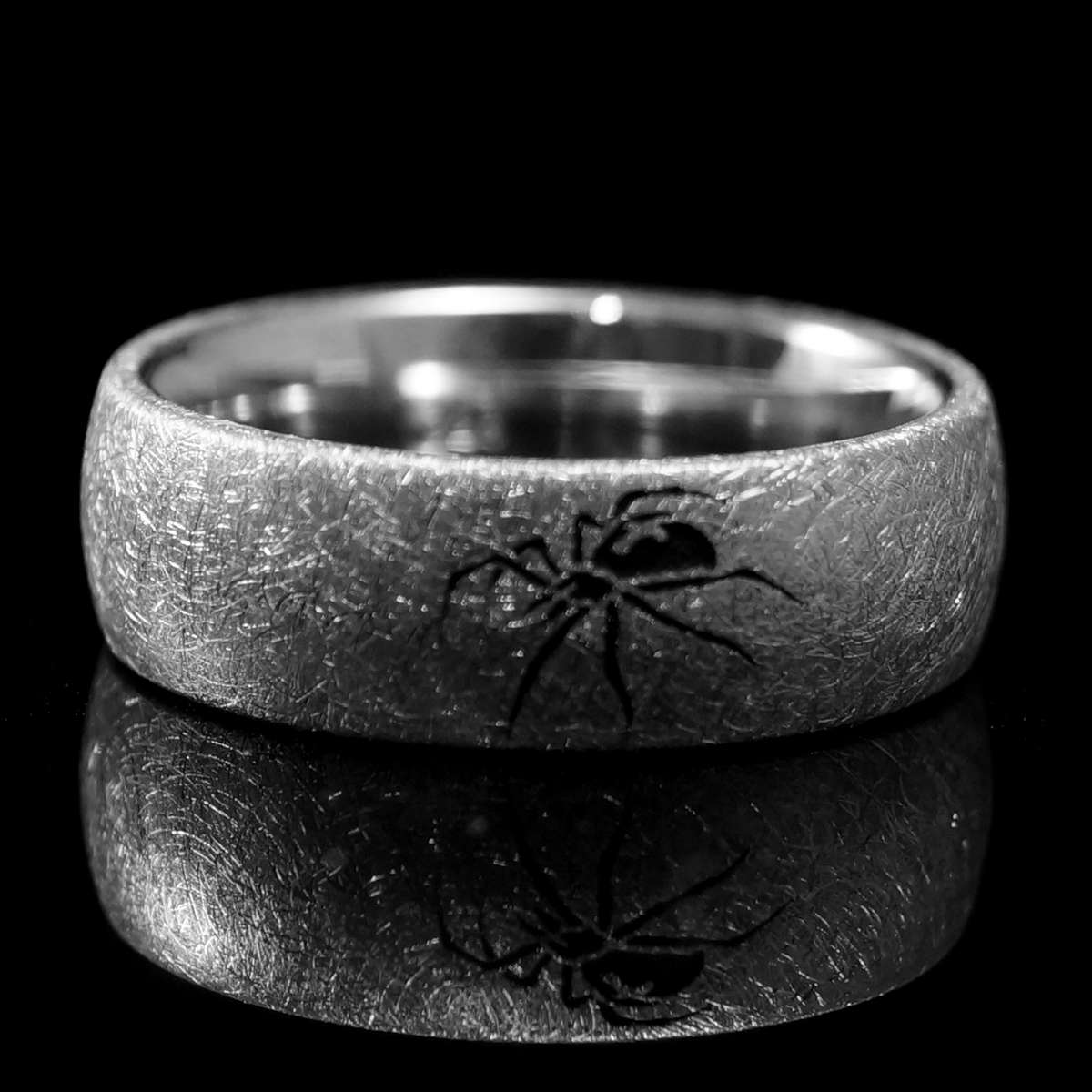 Eheringe mit Spinnen Gravur & schwarzem Spinell