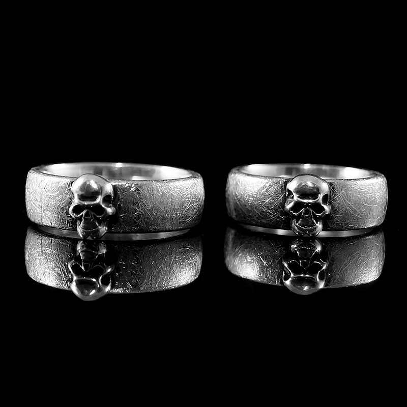 Eheringe, Hochzeitsringe, Trauringe in eismatt mit Totenkopf