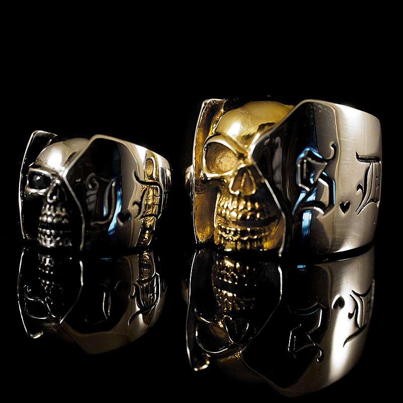 Eheringe mit Totenkopf und Rubin