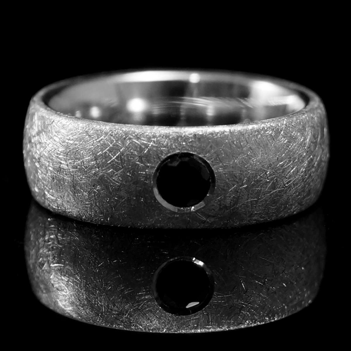 Eheringe mit Spinnen Gravur & schwarzem Spinell