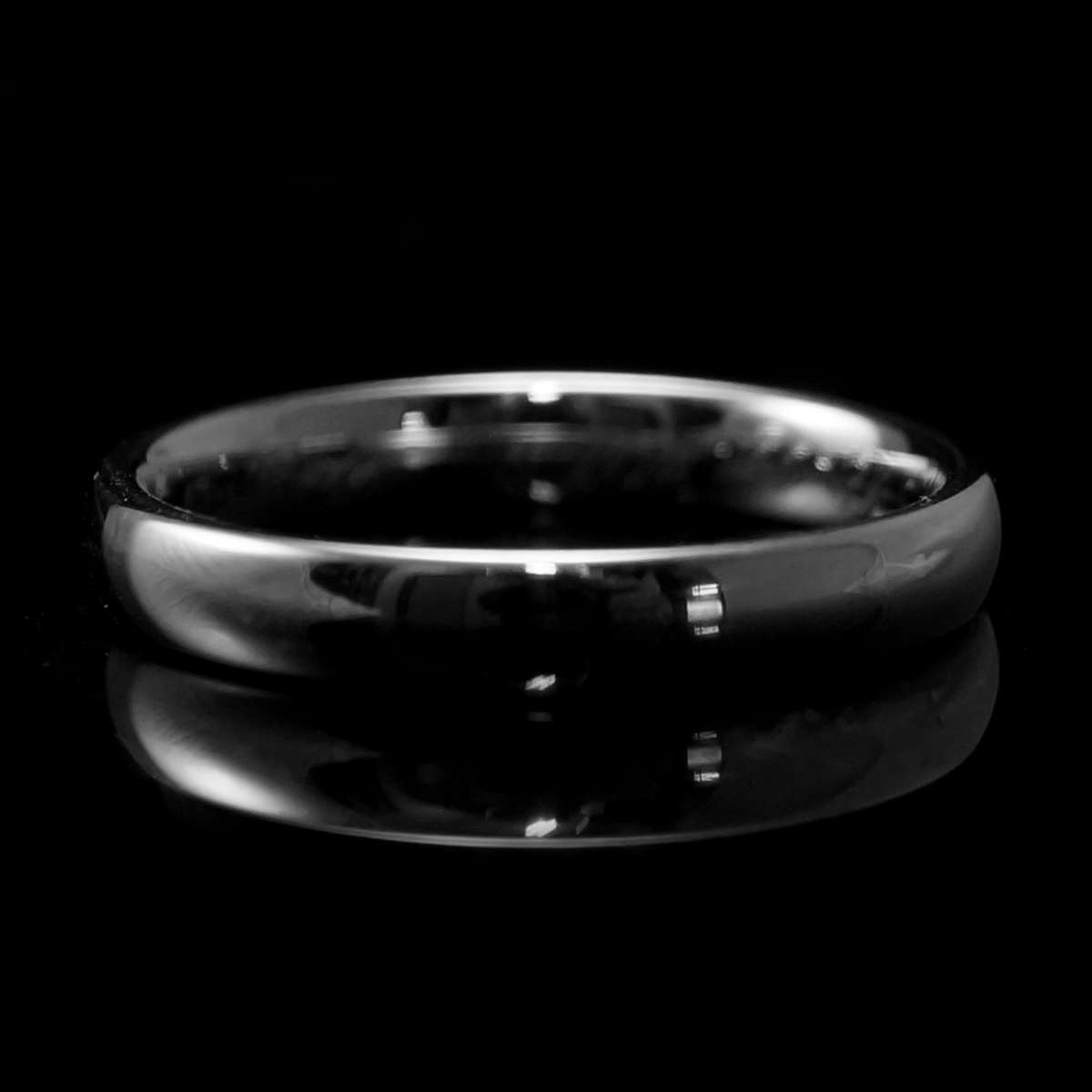 Filigrane Eheringe aus Platin mit Brillanten