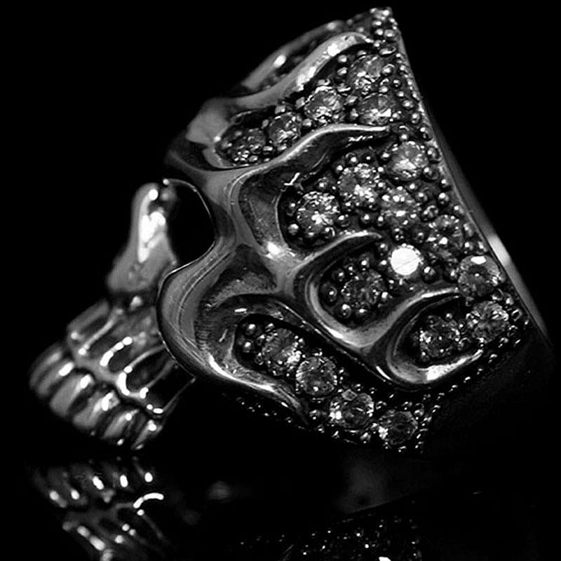 Skullringe in Flammen