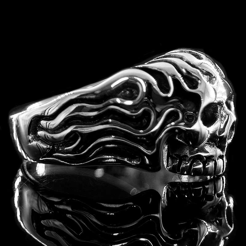 Totenkopfring mit Flammenflgeln