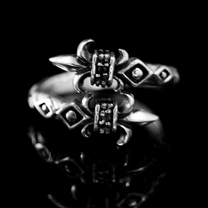 Offener Ring mit Fleur de Lis und schwarzen Zirkonia