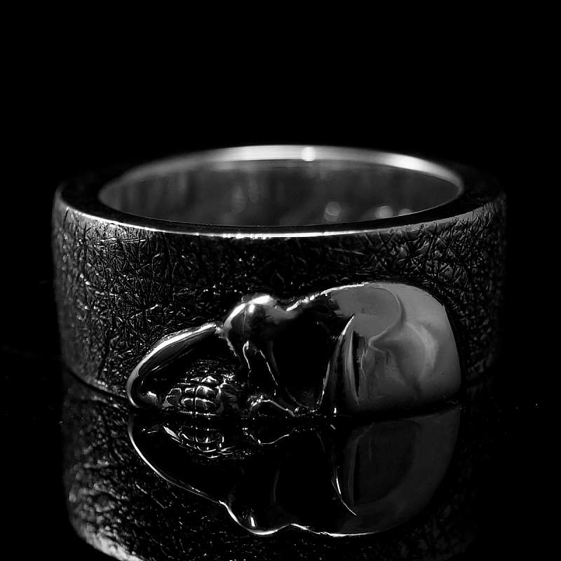 Ausgefallene Eheringe mit halbem Totenkopf