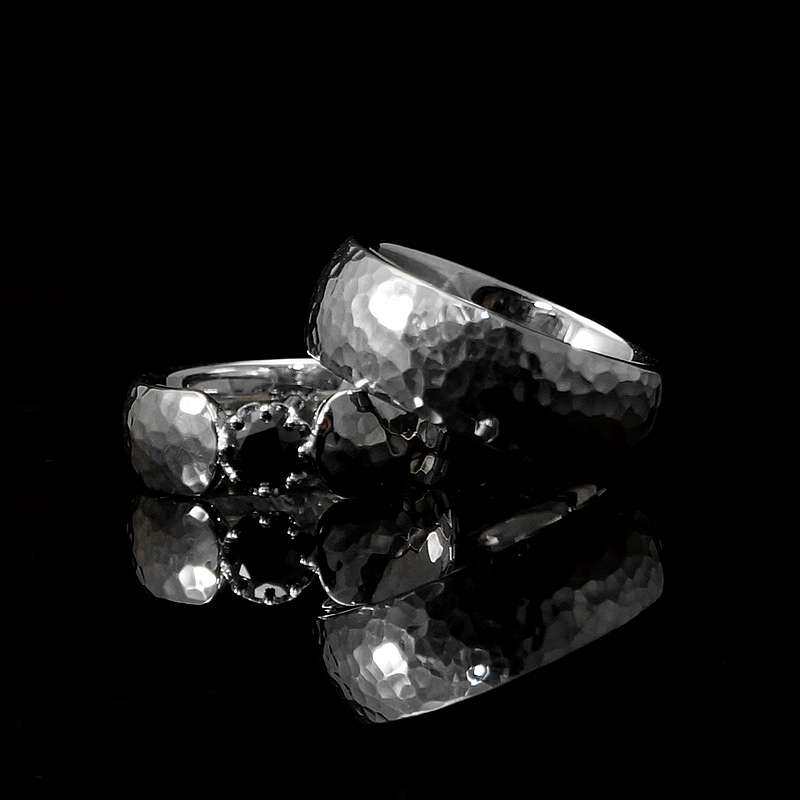 Hochzeitsringe mit Hammerschlag und schwarzem Diamant