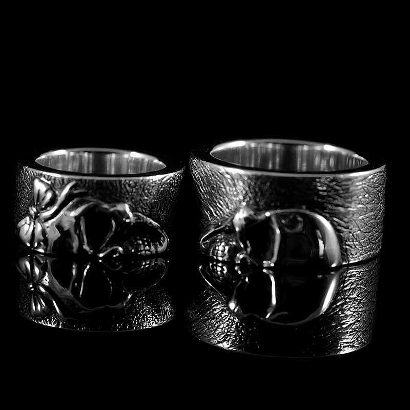Eheringe, Trauringe, Hochzeitsringe halber Totenkopf