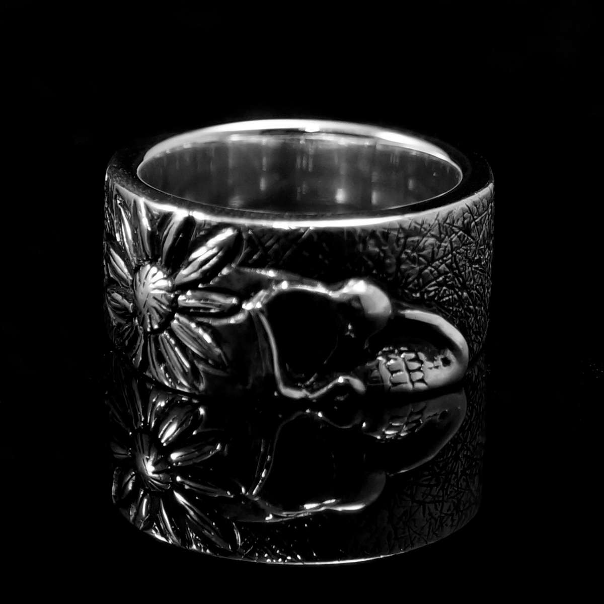 Hochzeitsringe Eheringe halber Totenkopf Eismatt