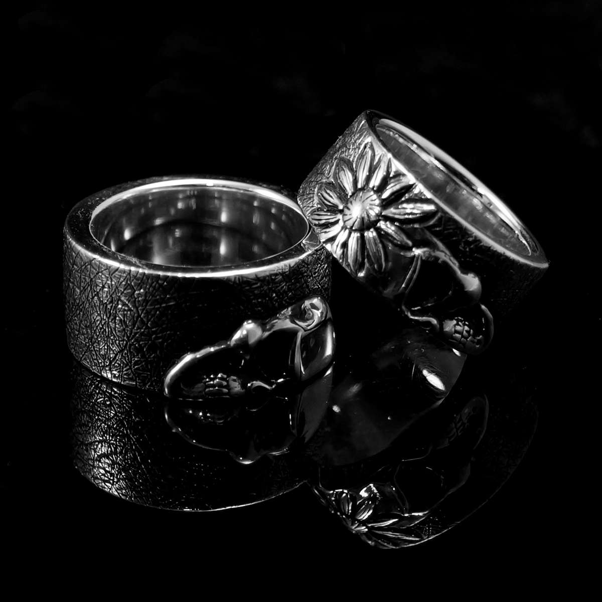 Hochzeitsringe Eheringe halber Totenkopf Eismatt