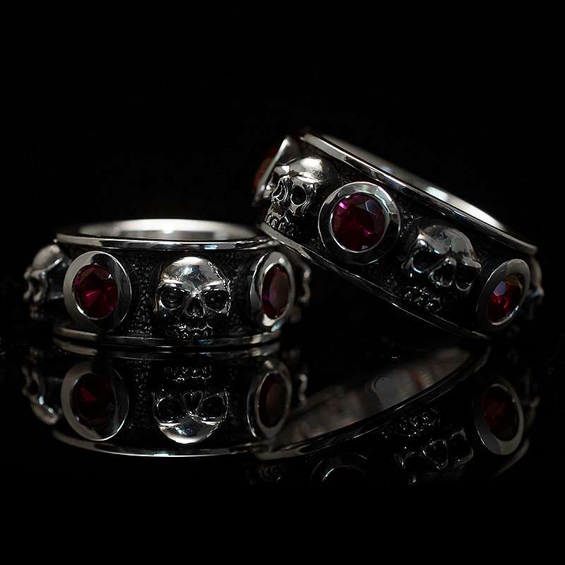 Skullringe, Eheringe mit Totenkopf und Rubinen