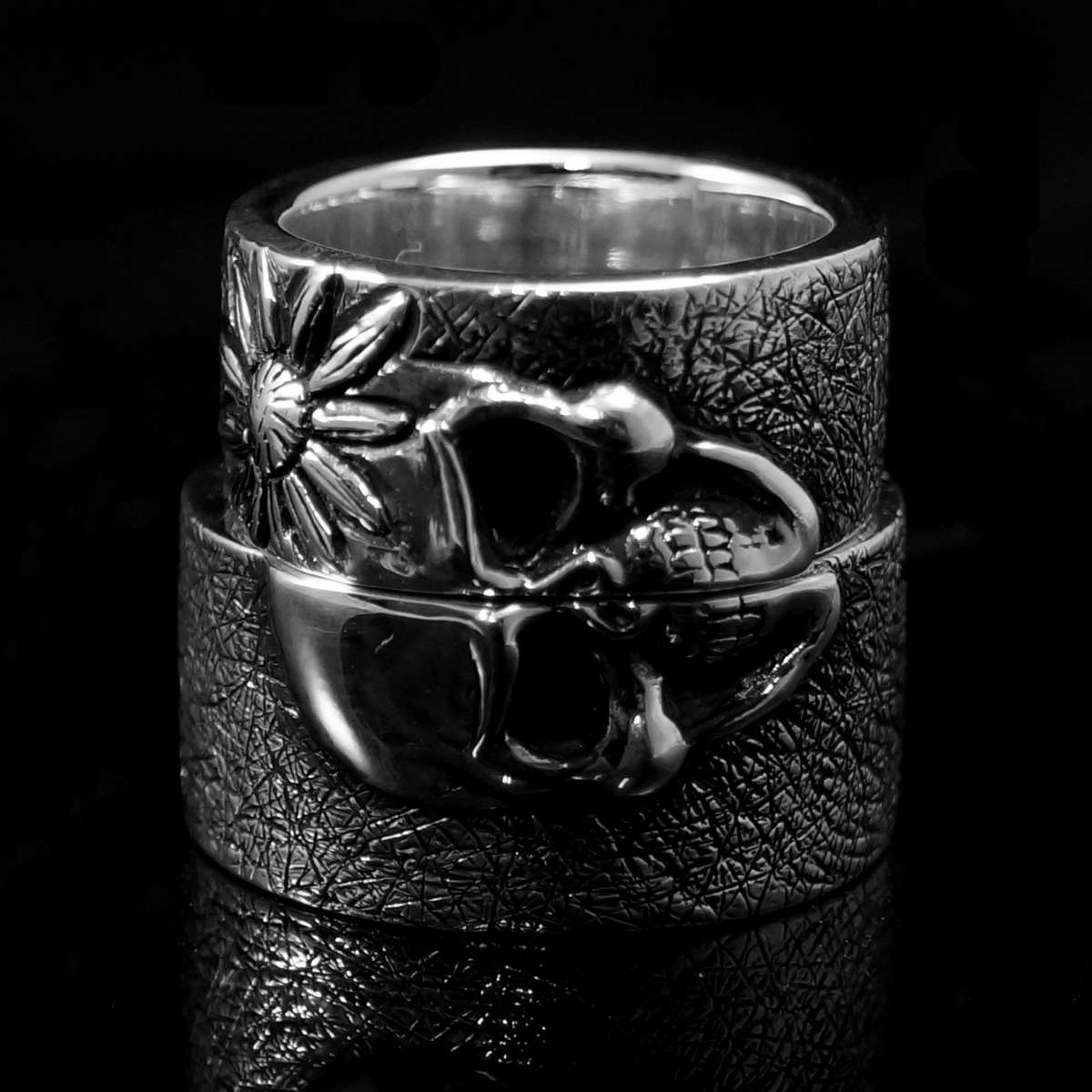 Hochzeitsringe Eheringe halber Totenkopf Eismatt