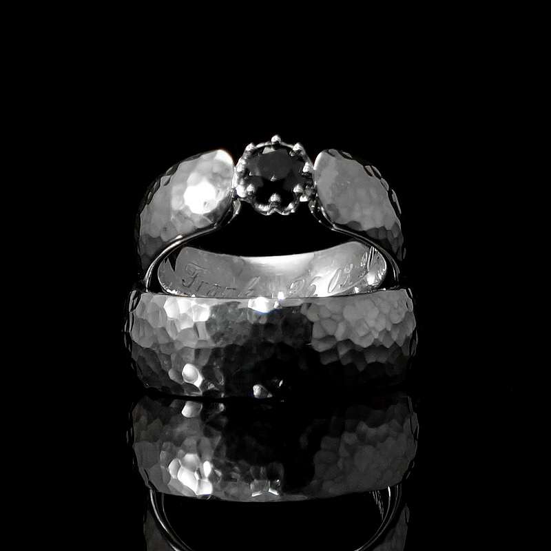Hochzeitsringe mit Hammerschlag und schwarzem Diamant