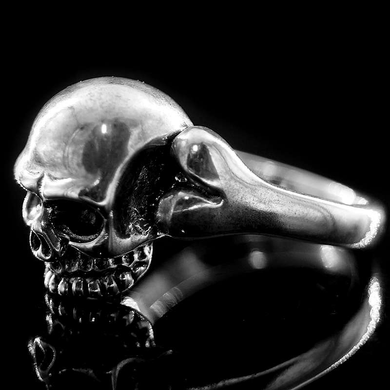 Knochenring mit Totenkopf