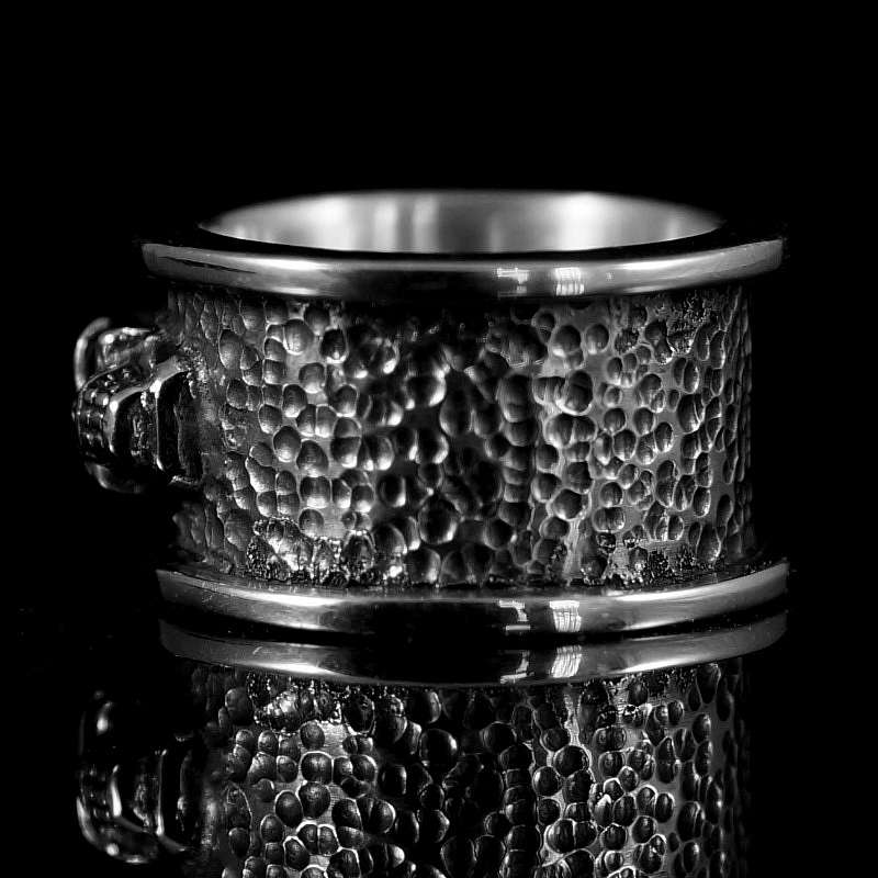 Totenkopf Eheringe mit Lilie und Wappen