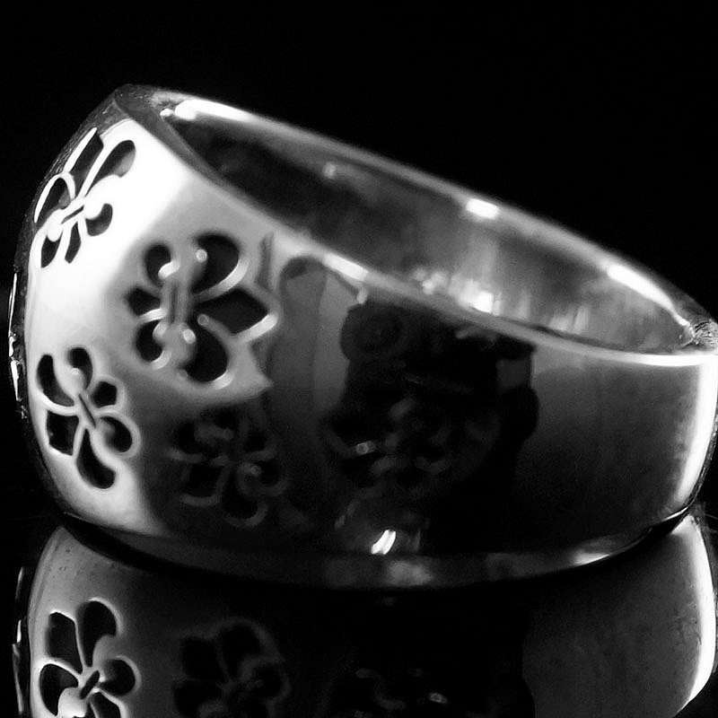 Ring mit Lilien Biker Schmuck