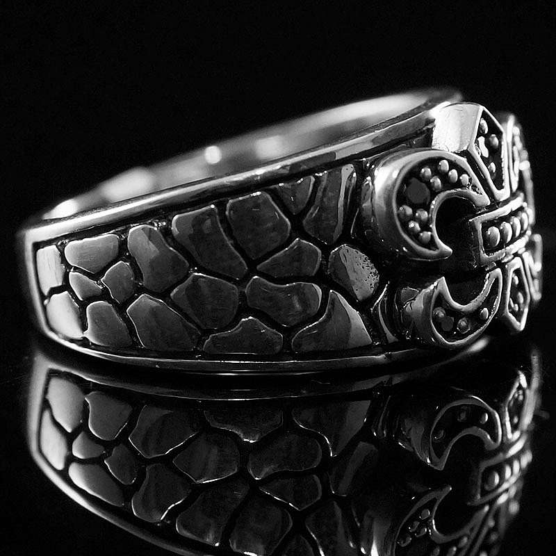 Ring mit Musterung und Fleur de Lis Mittelalter Schmuck