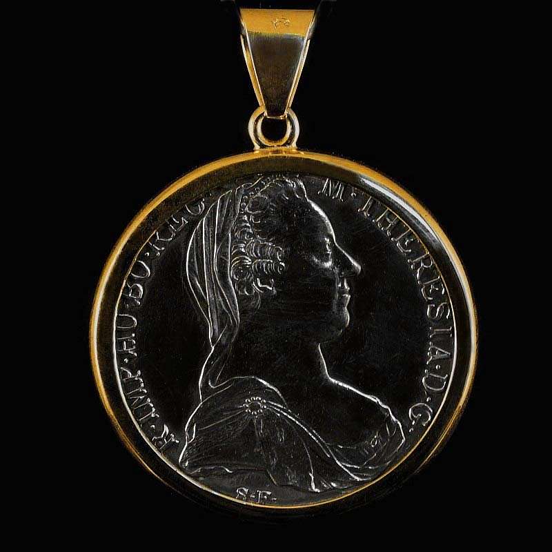 Mnzfassung aus Gold mit Verzierungen