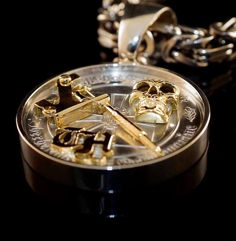 Mnzfassung mit Totenkopf