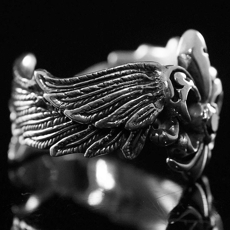 Offener Ring mit Flgeln und Lilie