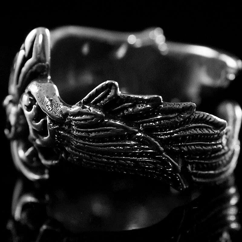 Offener Ring mit Flgeln und Lilie