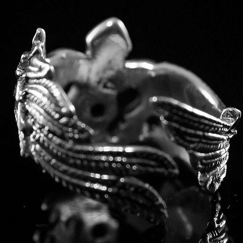 Offener Ring mit Flgeln und Lilie