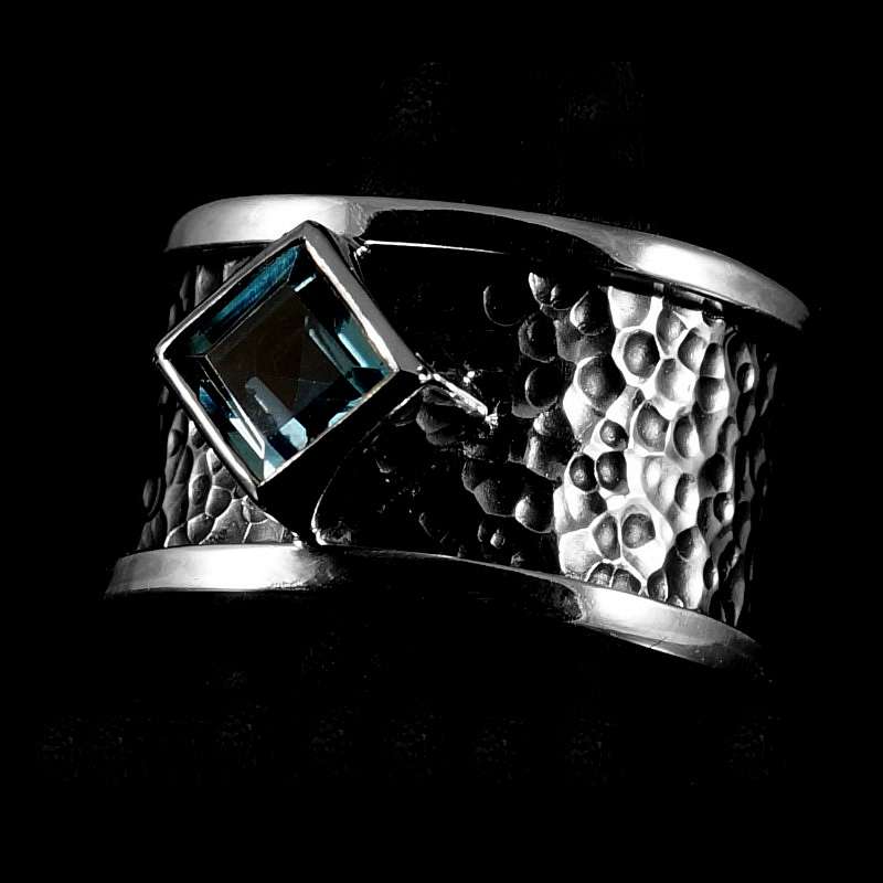 Ringe mit Hammerschlag und Blautopas