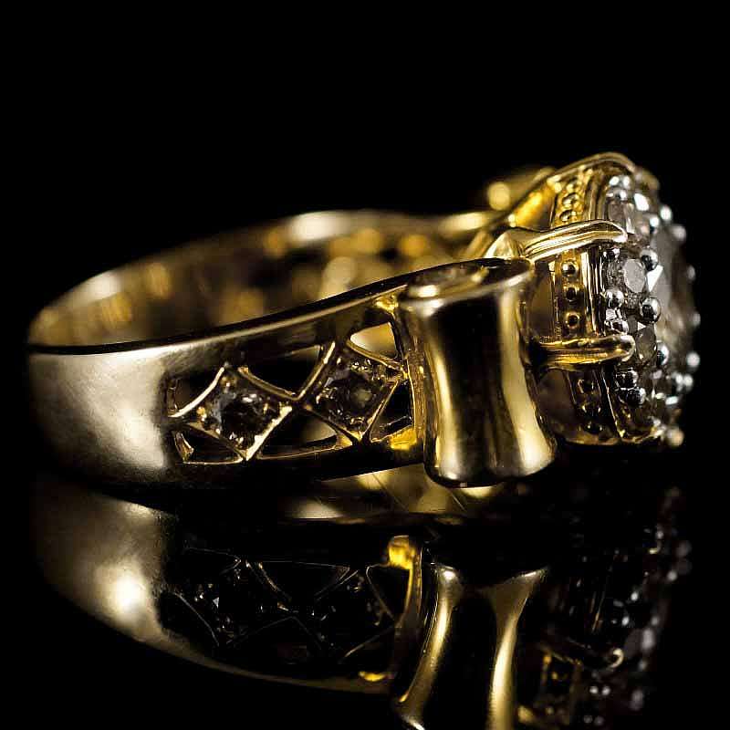 Ehering aus 750er Gelbgold mit Diamanten