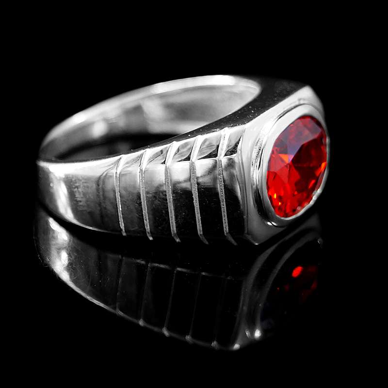 Siegelring mit rotem Zirkonia