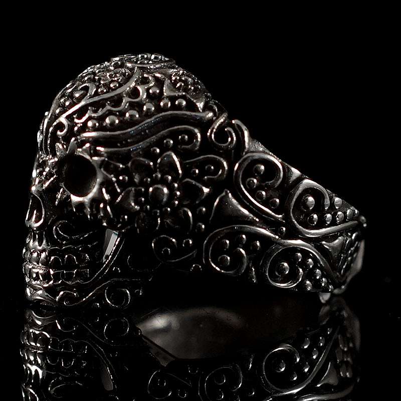 Totenkopf Ring mit Ornamenten