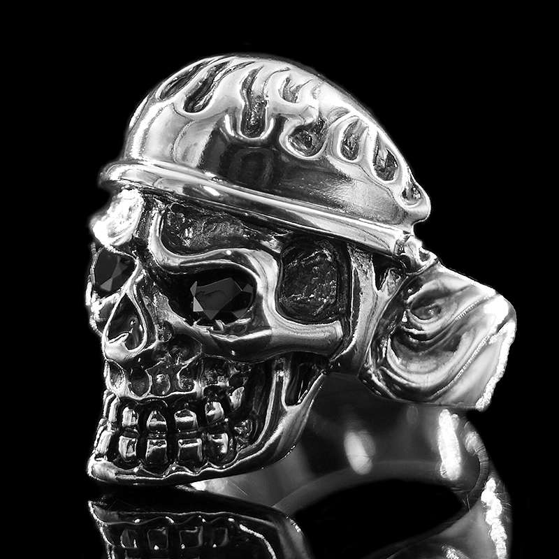 Totenkopf Ring mit Flammenhelm