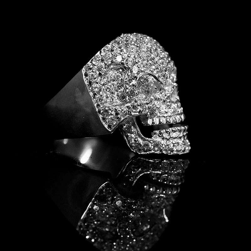Funkelnder Totenkopf Ring mit Zirkonia Steinen